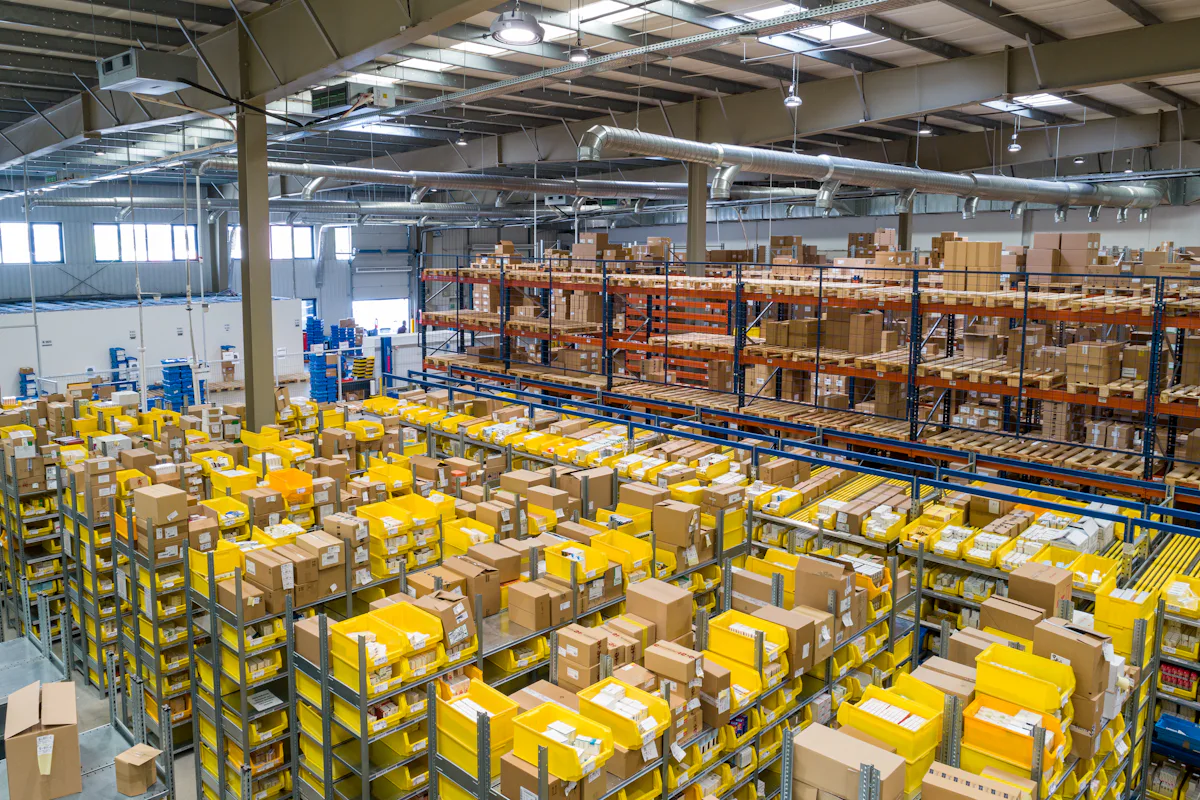 Siparişlerin hazırlandığı e-ticaret lojistik merkezi